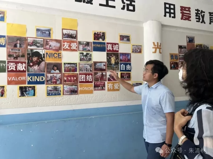 朱清林在光爱学校接待志愿者探访.png